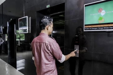 Kami menyediakan fasilitas lift modern untuk kenyamanan Anda