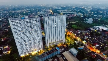 Pemandangan malam dan aktivitas lingkungan Apartemen Gunung Putri